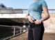 Femme qui range son smartphone dans sa ceinture running