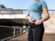Femme qui range son smartphone dans sa ceinture running