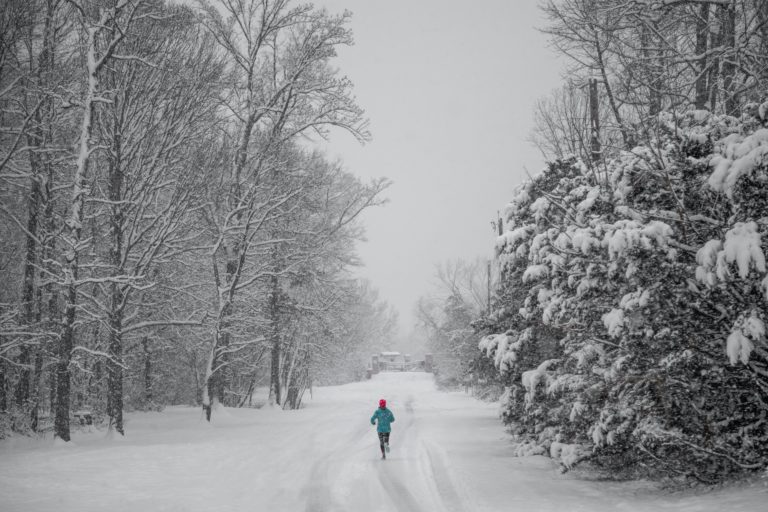 Une personne entrain de courir quand il fait froid